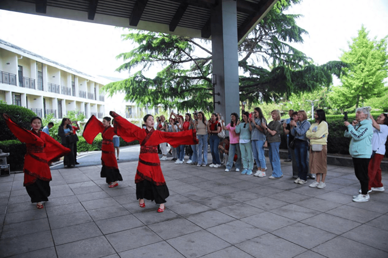 芝士超人：2024年管家婆100%中奖-学习茶文化 这个“文艺课堂”让茶香润童心