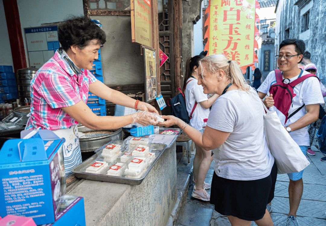 凤凰：澳门一码一肖期期准中选料1-“千年瓷都遇见千年商都”，陶瓷文化艺术展在侨博馆展出  第3张