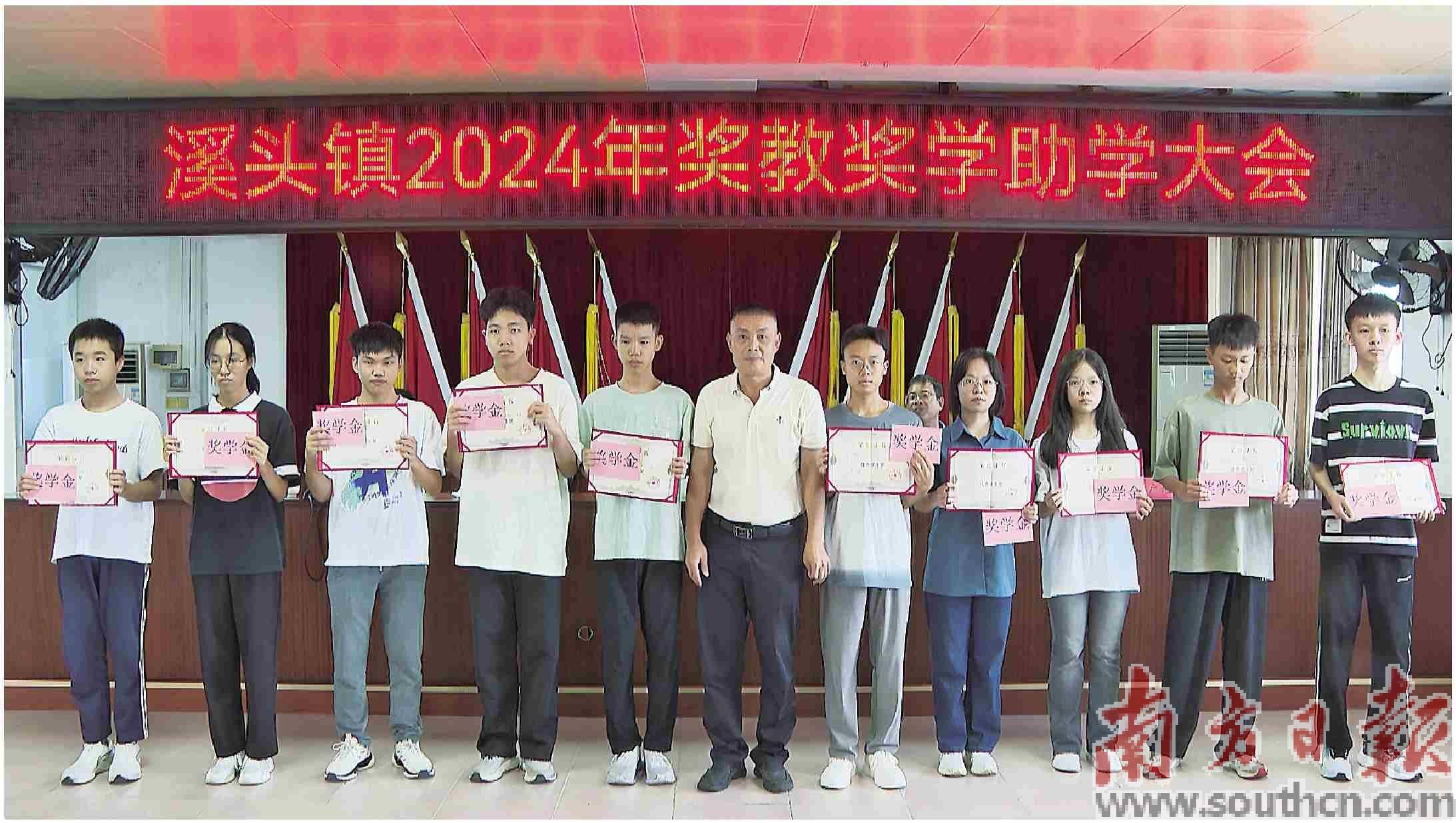 小咖秀短视频：管家婆2024开特兔-好家风，涵养社会好风气！杏坛举行首届“读书人家”颁发仪式